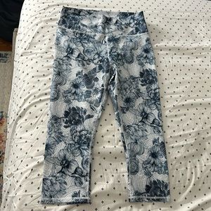 Fabletics 3/4 Blue/White Pattern Leggings Sz L